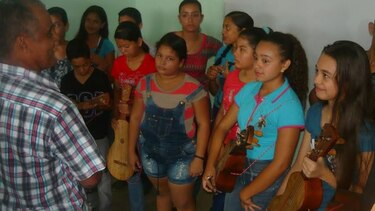 Aprendiendo a tocar la mejorana