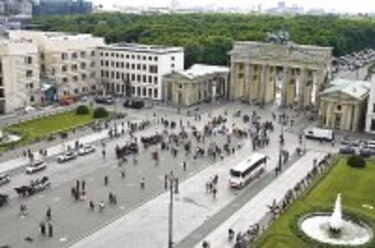 Un muro que hoy parece inconcebible en Berlín