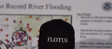 Melania Trump impacta con su ‘look’ para visitar las áreas inundadas por Harvey