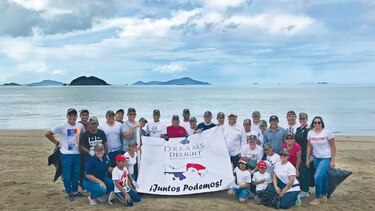 Colaboradores del hotel Dreams realizan limpieza de playa en Veracruz