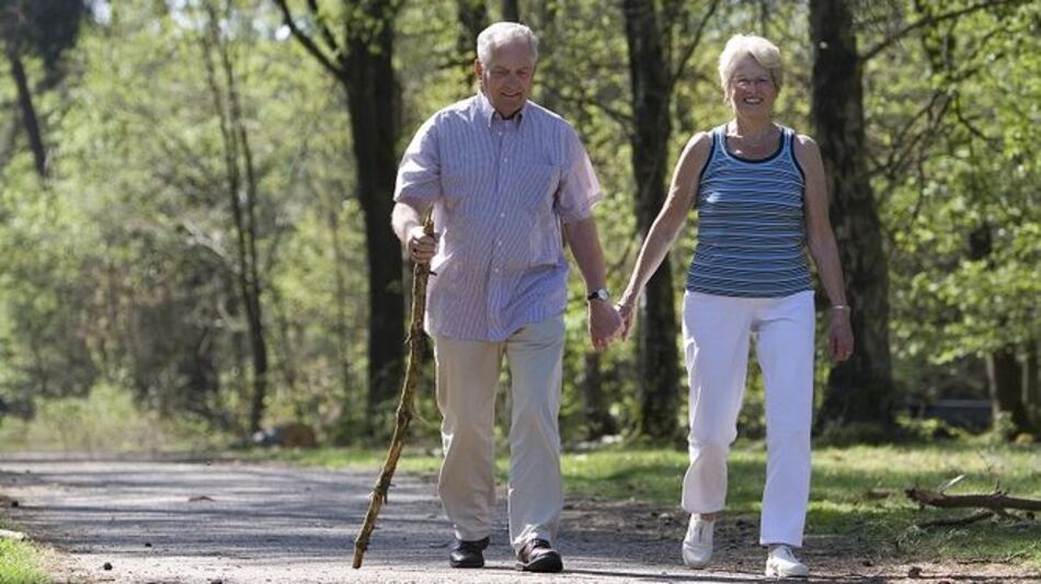 Caminar ayuda a pacientes ancianos a recuperarse