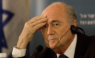 Blatter aparece y dice que apoya investigaciones por corrupción