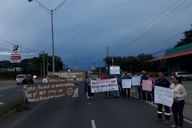 Residentes de Chitré cierran vía para exigir mejores calles