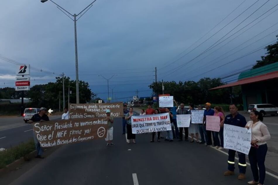 Residentes de Chitré cierran vía para exigir mejores calles