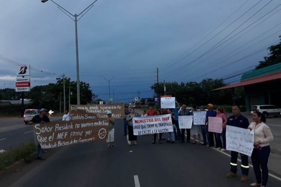 Residentes de Chitré cierran vía para exigir mejores calles