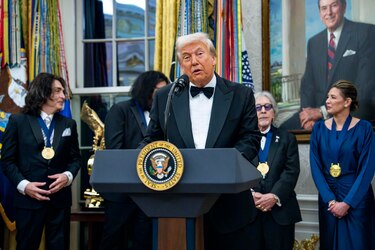 Muchos de ustedes son personas miserables: Trump ataca la audiencia en los premios Kennedy