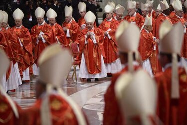 El cónclave se desarrolla en latín, lengua litúrgica de la Iglesia Católica