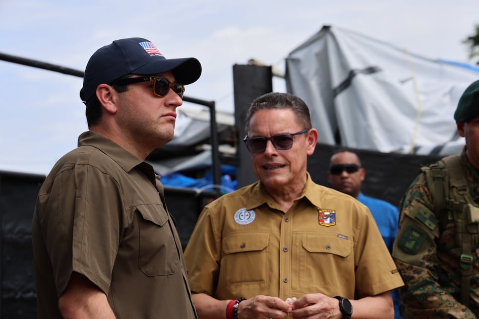 Botes, vehículos y motores: embajador de EUA viaja al Darién para entregar equipos que frenen la migración y combatan el crimen