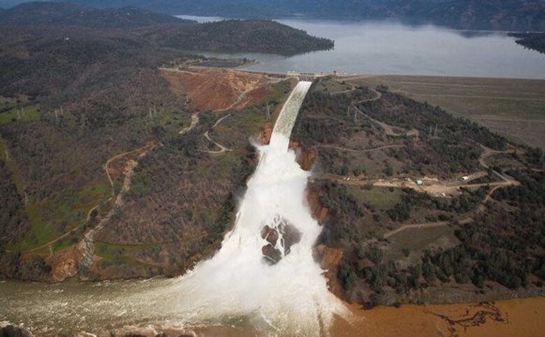 California: Evacuación se mantendrá hasta reparar presa Oroville