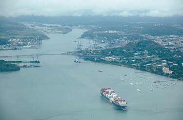 Canal de Panamá fija nueva vía para evitar choques entre buques y cetáceos