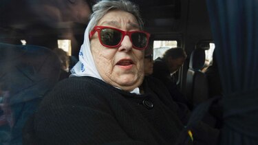 Líder de Madres de Plaza de Mayo elude orden de arresto