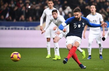 Uruguay cierra 2018 con una derrota ante Francia; Mbappé se lesiona