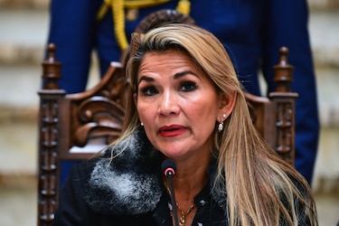 Expresidenta de Bolivia, estable luego de que su familia denunció que intentó ‘quitarse la vida’