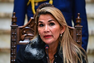 Expresidenta de Bolivia, estable luego de que su familia denunció que intentó ‘quitarse la vida’