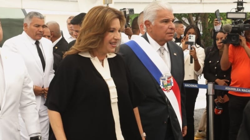 La primera dama Maricel de Mulino lleva conjunto en blanco y negro para la instalación de la Asamblea Nacional