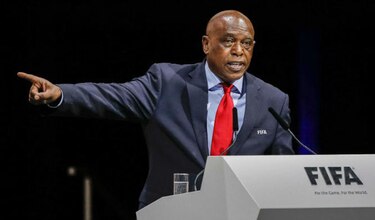 Tokyo Sexwale se retira de la elección a presidente de la FIFA