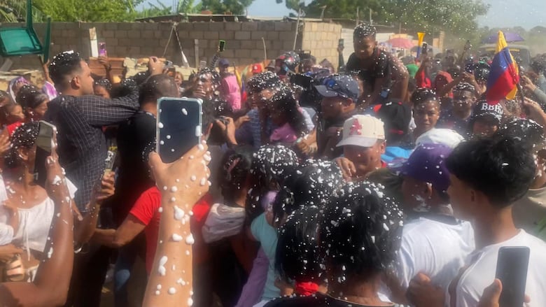 “Es un infierno lo que vivimos en El Salvador”: un barrio de Venezuela festeja el regreso de 4 repatriados que denuncian abusos en el CECOT