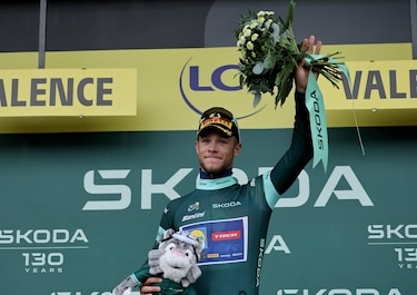 Tour de Francia: Milan saca un doblete del caos, Pogacar entra líder en los Alpes