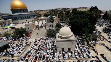 Más de 200 mil musulmanes oran en Jerusalén, dos israelíes heridos en ataque
