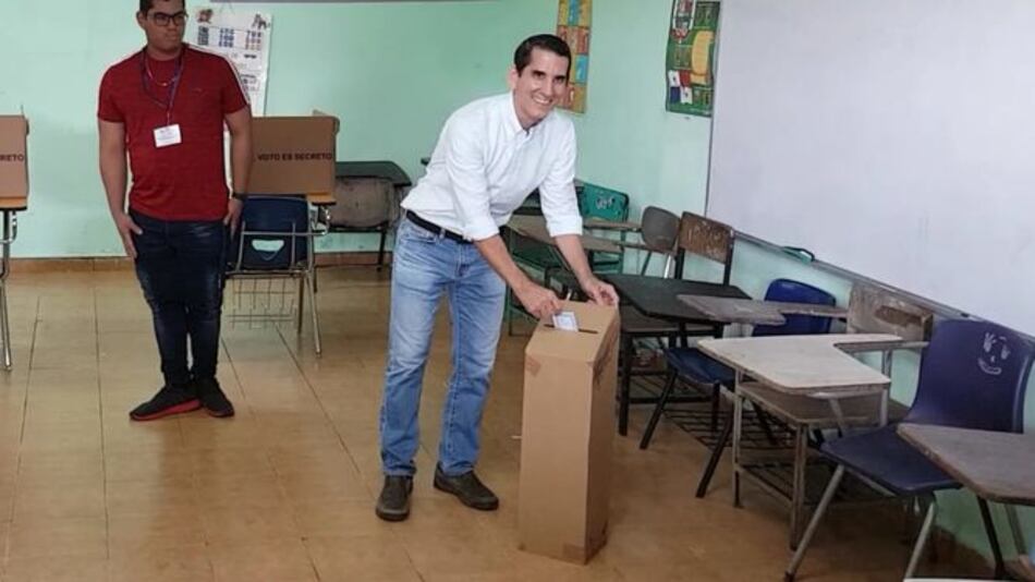 Rómulo Roux vota sin responder a José Raúl Mulino