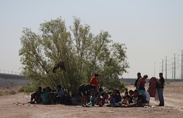 Migrantes suben de nuevo a los trenes del norte de México ante crecientes operativos