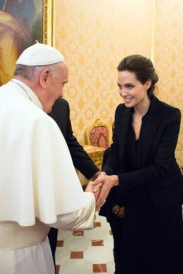 El papa Francisco recibe a la actriz Angelina Jolie