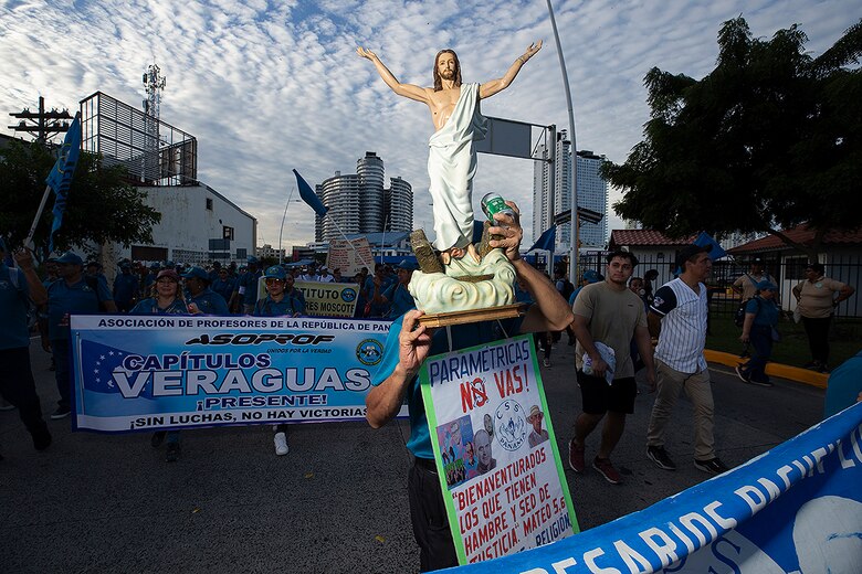 Educadores y trabajadores marchan hacia la Presidencia de la República para presentar propuesta sobre la CSS