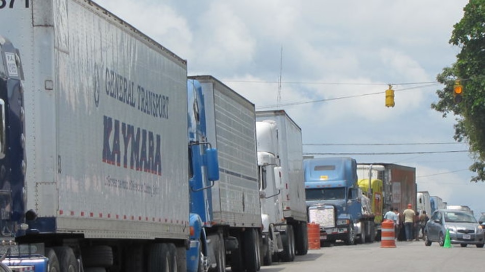 Aduanas multa a camioneros internacionales por cabotaje