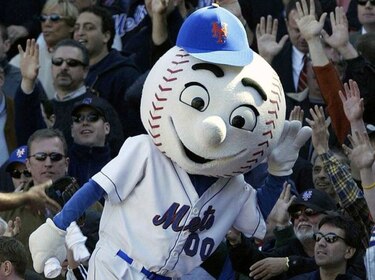 Mascota de los Mets hace señal obscena a un fanático