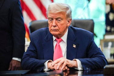 Trump firma orden para imponer nuevo arancel global del 10% tras bloqueo del Supremo