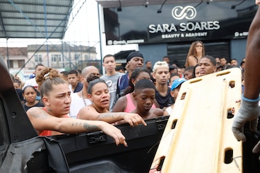 Una noche de rescate de decenas de cadáveres tras la operación policial más letal en Rio de Janeiro