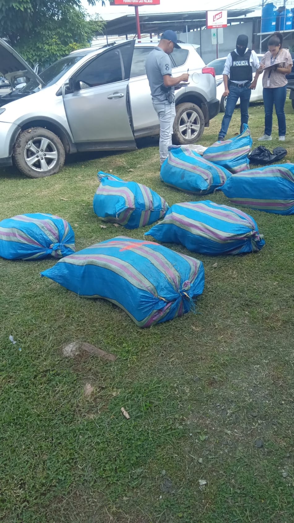 Cargamento de 200 kilos de cocaína es incautado en un auto abandonado en Chame