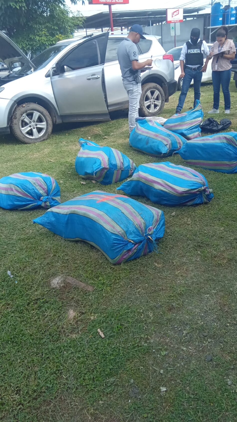 Cargamento de 200 kilos de cocaína es incautado en un auto abandonado en Chame