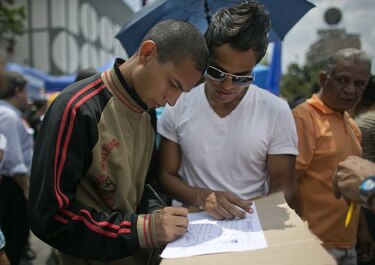 Oposición en Venezuela recoge 600 mil firmas contra Maduro en un día; necesitaban 197 mil en 30 días