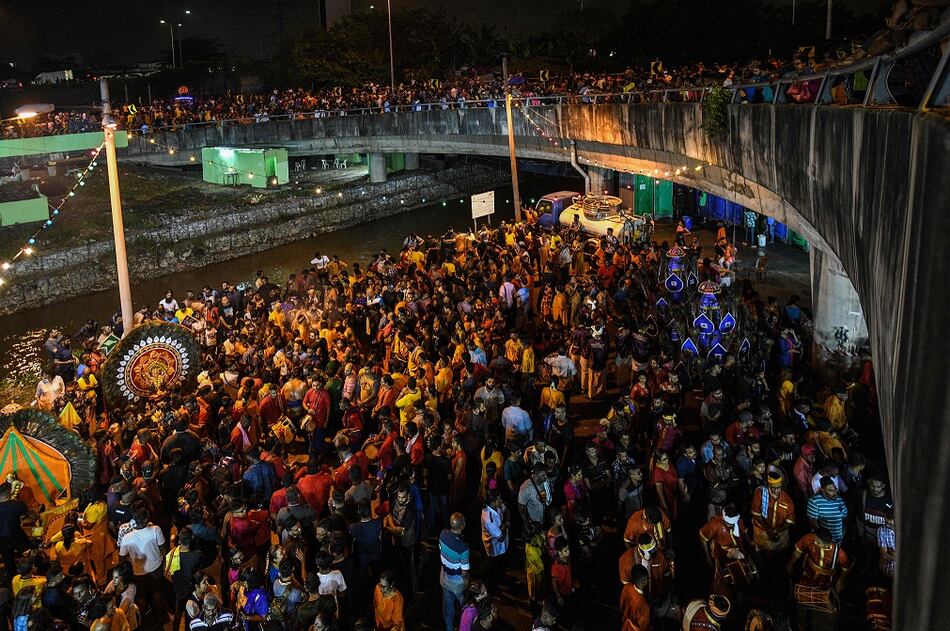 Hindúes desafían el miedo al coronavirus para asistir a festival en Malasia