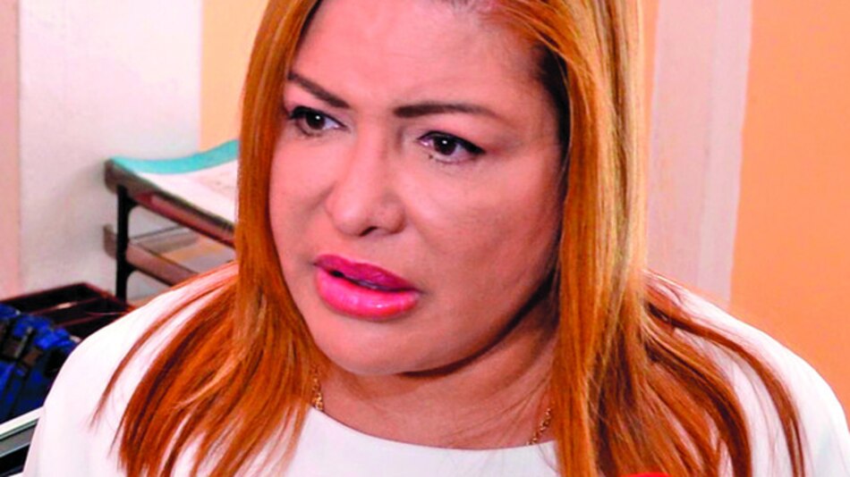 Impiden a Alma Cortés viajar a Miami, Estados Unidos