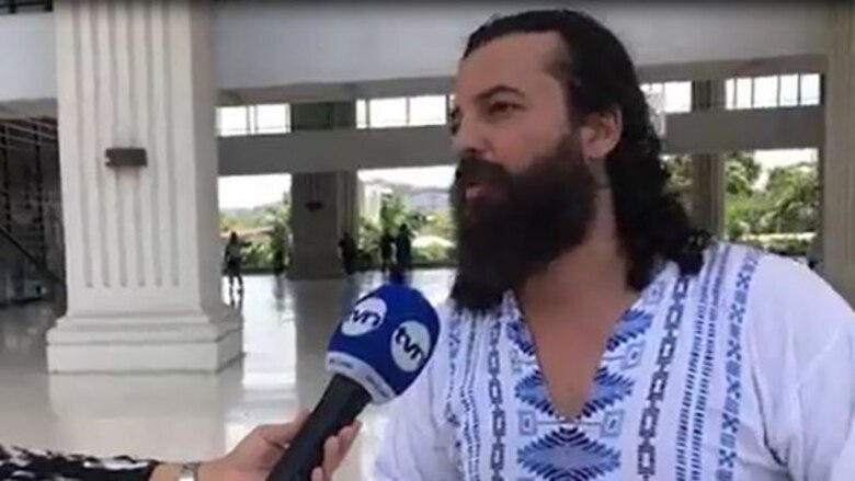 Por ofender el pudor, Tribunal Electoral denuncia al poeta que se desnudó