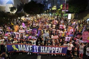 Miles de israelíes piden en Tel Aviv una tregua y otros solicitan el fin del ‘genocidio’ en Gaza