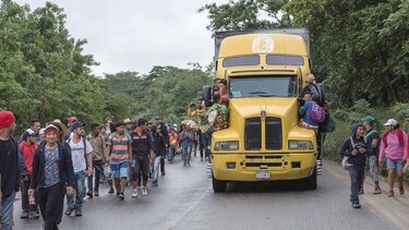 Migrantes avanzan por Veracruz rumbo a Estados Unidos