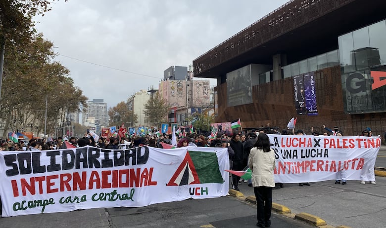 Universitarios chilenos insisten en romper relaciones con Israel con marchas y acampadas