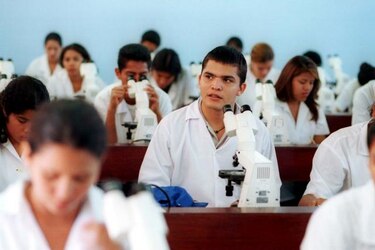 Más de 37 mil cubanos y 10 mil extranjeros estudian medicina en Cuba