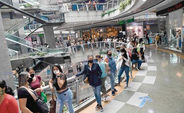 Venezolanos abarrotan comercios