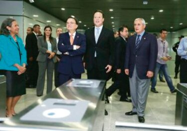 Juan C. Varela y Otto Pérez Molina, de paseo en el Metro