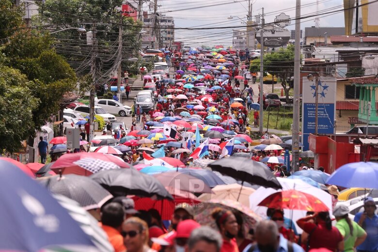 Educadores y obreros de la construcción marchan hacia la plaza 5 de mayo, cerca a la Asamblea Nacional