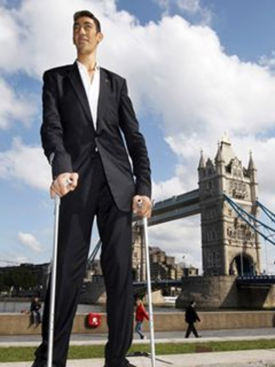 Sultan Kosen, el hombre más alto, visita Madrid