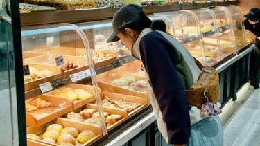 Por qué China quiere que sus jóvenes gasten más dinero, pero ellos se resisten