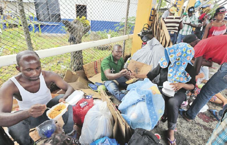 Africanos aguardan en la frontera