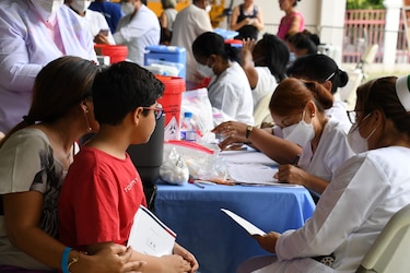 Cientos de personas acuden a vacunarse en el Parque Omar; este sábado continúa la jornada