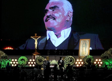 Como a un ‘ídolo del pueblo’, despidieron a Vicente Fernández en México