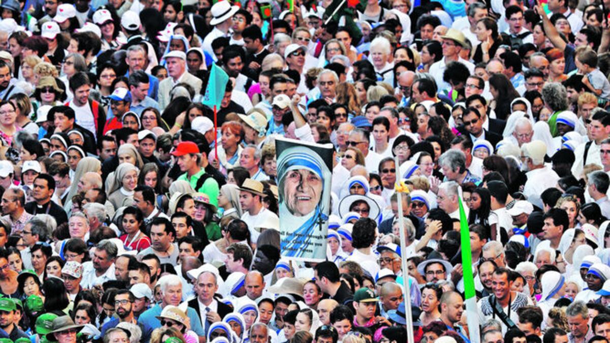 La multitud de fieles católicos rodea una imagen de la madre Teresa de Calcuta en la plaza de San Pedro en Roma, durante la ceremonia de beatificación.